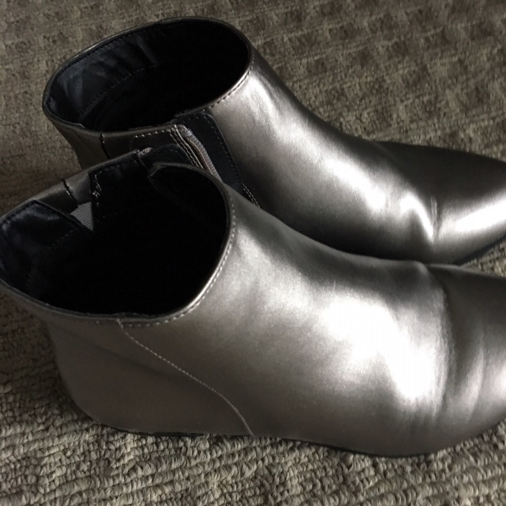 SUPER CUTE COPPER COLORED ANKLE BOOTS